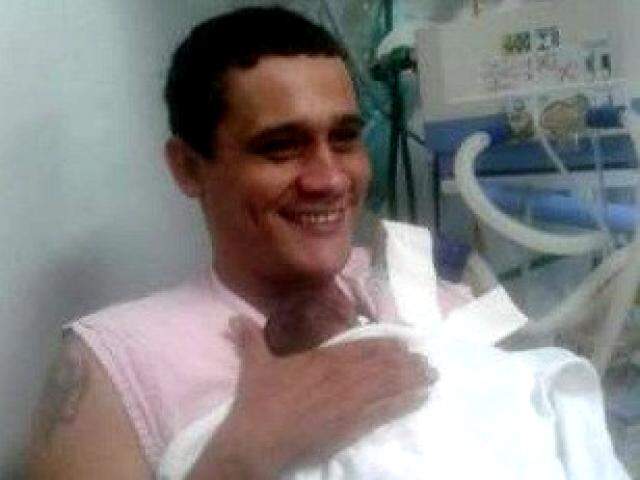 O sorriso de um pai que segurou o filho pela primeira vez após 14 dias do nascimento. (Foto: Arquivo Pessoal)