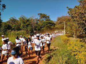 A corrida envolveu mais de 400 participantes, que ganharam brindes. (Foto: Dionedison Terena)