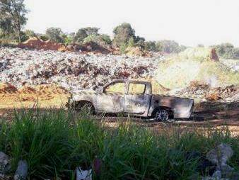 Caminhonete incendiada estava em lixão de Bela Vista (Foto: Divulgação)