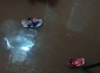 Casa de Joyce ficou alagada com a chuva. (Foto: Direto das Ruas)