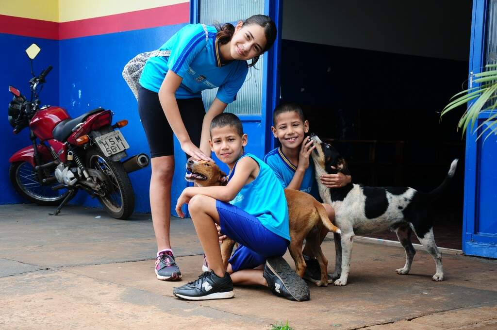 Todos os dias a dupla acompanha seus donos, Ana, Pietro e Enzo, na entrada e saída da escola. (Foto: Paulo Francis)