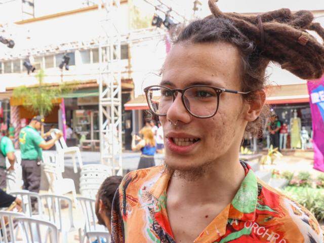 Pedro Tui, de 22 anos, que trabalha com venda sentiu falta da presença de ambulantes (Foto: Henrique Kawaminami)