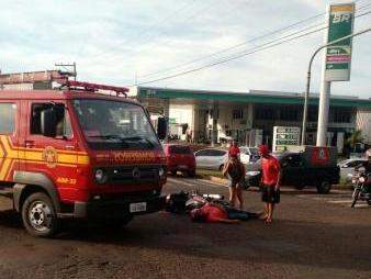Motociclista e pedestre foram ajudados por pessoas que passavam pelo local até a chegada dos Bombeiros (Foto: Direto das Ruas)