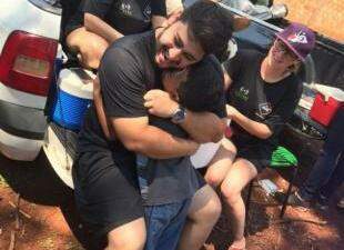 Filho de Marília e coordenador do Projeto, Eduardo ameniza saudades com abraço das crianças. (Foto: Acervo Pessoal)