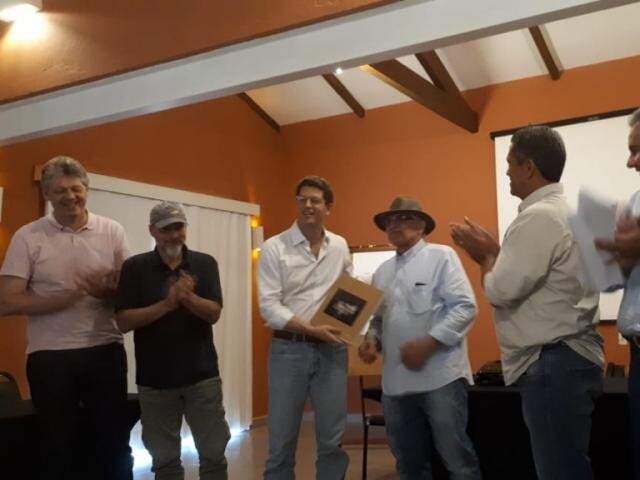 Salles (terceiro da esquerda para a direita), em homenagem recebida durante a passagem por MS (Foto: Divulgação)