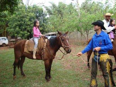 Visita ao pomar, caminhada na trilha pela mata ciliar e passeio a cavalo estão entre as atrações do espaço. (Foto: Haras Cachoeira/ Divulgação)