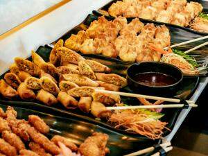 Além de algumas opções fritas, como sushis e tilápia. (Foto: Renan Kubota)