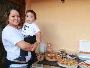 Gyovanna, a Menina da Coxinha, com seu filho Gael, o Bebê da Coxinha.