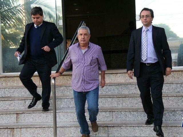 João Amorim (ao centro) ao deixar a sede Polícia Federal durante operação Lama Asfáltica. (Foto: Arquivo )