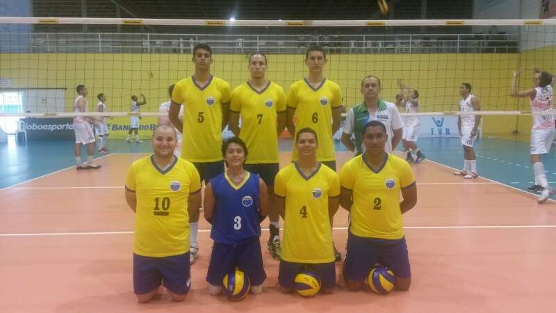 Sem três titulares, seleção masculina de vôlei improvisa e ...
