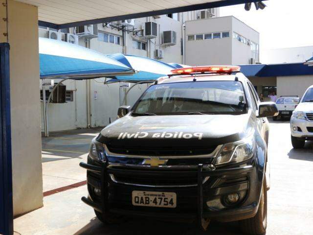 Viatura da polícia no pátio da Câmara de Dourados, no dia 5 de dezembro do ano passado (Foto: Helio de Freitas)