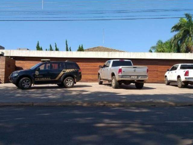 Viatura da Polícia Federal em frente à mansão da família Mota, em Ponta Porã, no dia 19 de novembro. (Foto: Direto das Ruas)