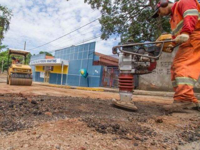 Homens da prefeitura trabalhando para recuperar vias depois da chuvada de quinta-feira (20) (Foto: Diogo Gonçalves)