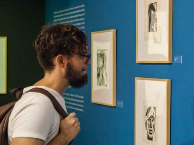 Entre as obras selecionadas, se apresentam desenhos, fotografias, vídeos, objetos, pinturas, registro de performance e gravuras. (Foto: Leandro Lima / Arquivo Sesc)