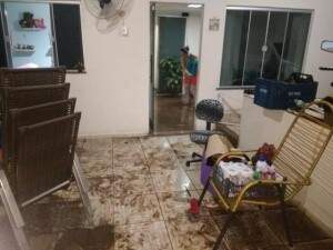 Casa invadida pela água na Rua Cavaleiro da Rosa,(Foto: Fernanda Palheta)