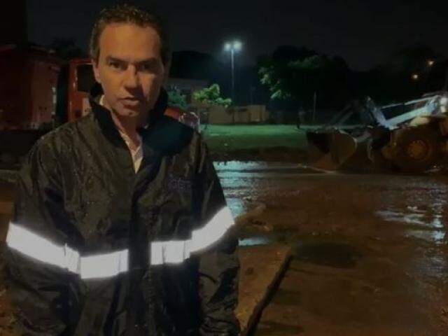 Prefeito durante a limpeza da da rotatória da Rachid Neder com a Avenida Ernesto Geisel. (Foto: Reprodução)