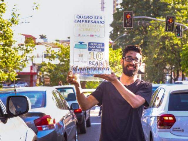 Leonardo vende o perfume para carro todo dia antes de entrar no trabalho (Foto: Henrique Kawaminami)