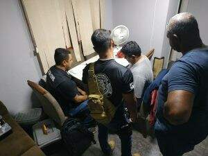 Policiais analisam material apreendido durante operação na manhã desta terça-feira. (Foto: Divulgação)