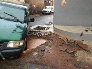 Caminhonete que caiu em buraco na rua Papillon. (Foto: Aletheya Alves)