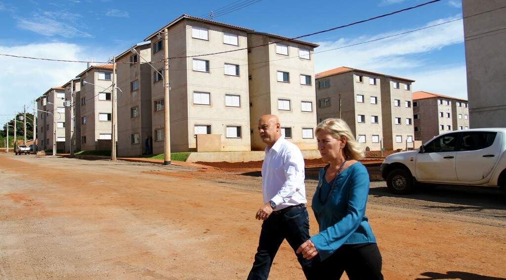 O secretário Especial de Gestão Política da Capital, Carlos Alberto de Assis e a iretora-presidente da Agência de Habitação Popular Maria do Carmo Avesani (Foto: Saul Schramm)