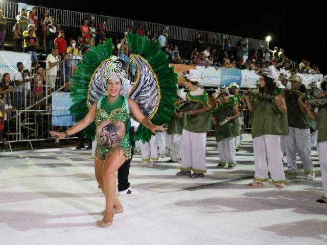 Eliza está no nono mês de gestação e não abriu mão de desfilar pela escola de samba Unidos do Aero Rancho. (Foto: Paulo Francis)