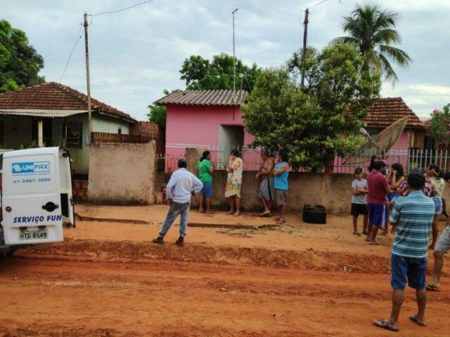 Moradores em frente à casa onde mulher foi morta pelo namorado, no distrito de Culturama (Foto: Adilson Domingos)