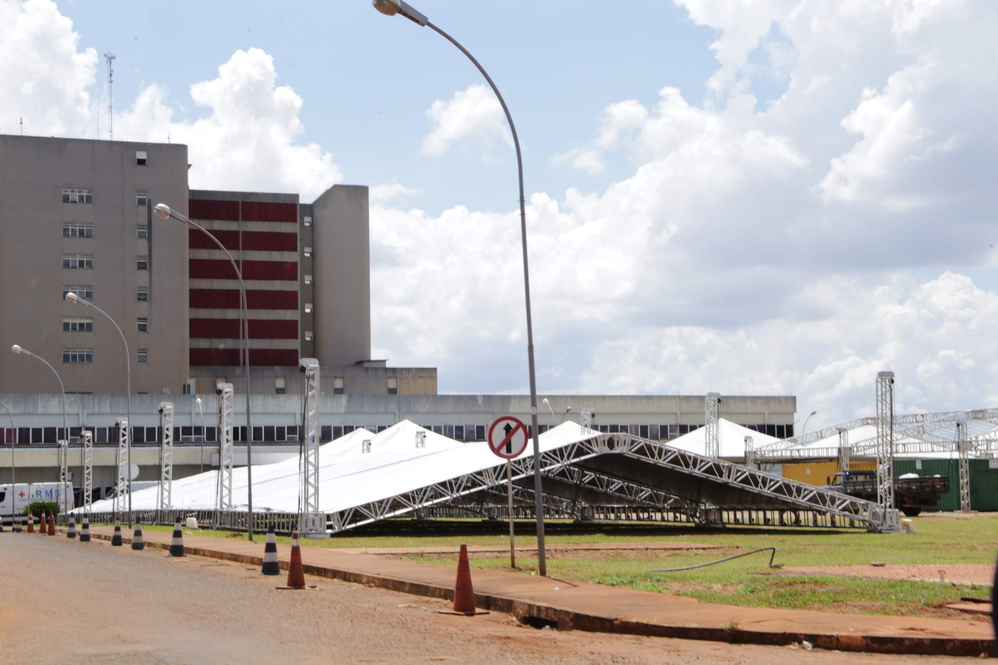 No Hospital Regional, tendas são montadas para triagem de pacientes. (Foto; Kisie Ainoã)