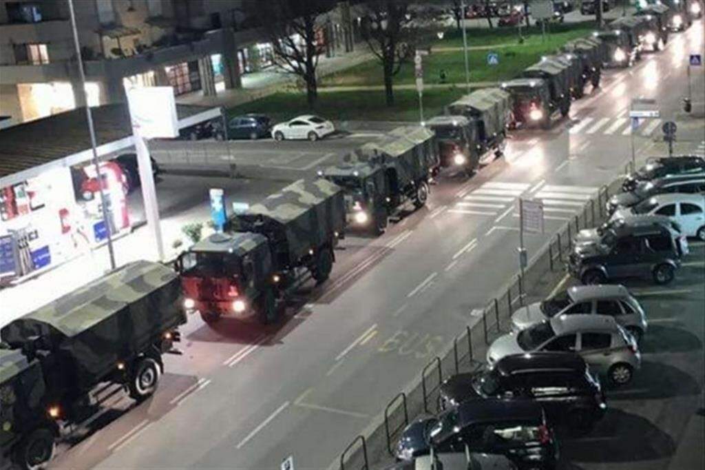Caminhões do exército transportam caixões levando corpos de Bergamo para Modena e Bologna. Não há mais como nem onde enterrar vítimas do coronavírus. (Foto: Reprodução/Jornal Avvenire)