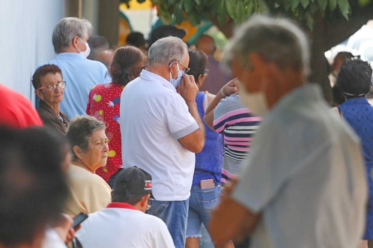 Idosos reclama da desorganização e da falta das doses de vacina em unidades de saúde (Foto: Marcos Maluf)