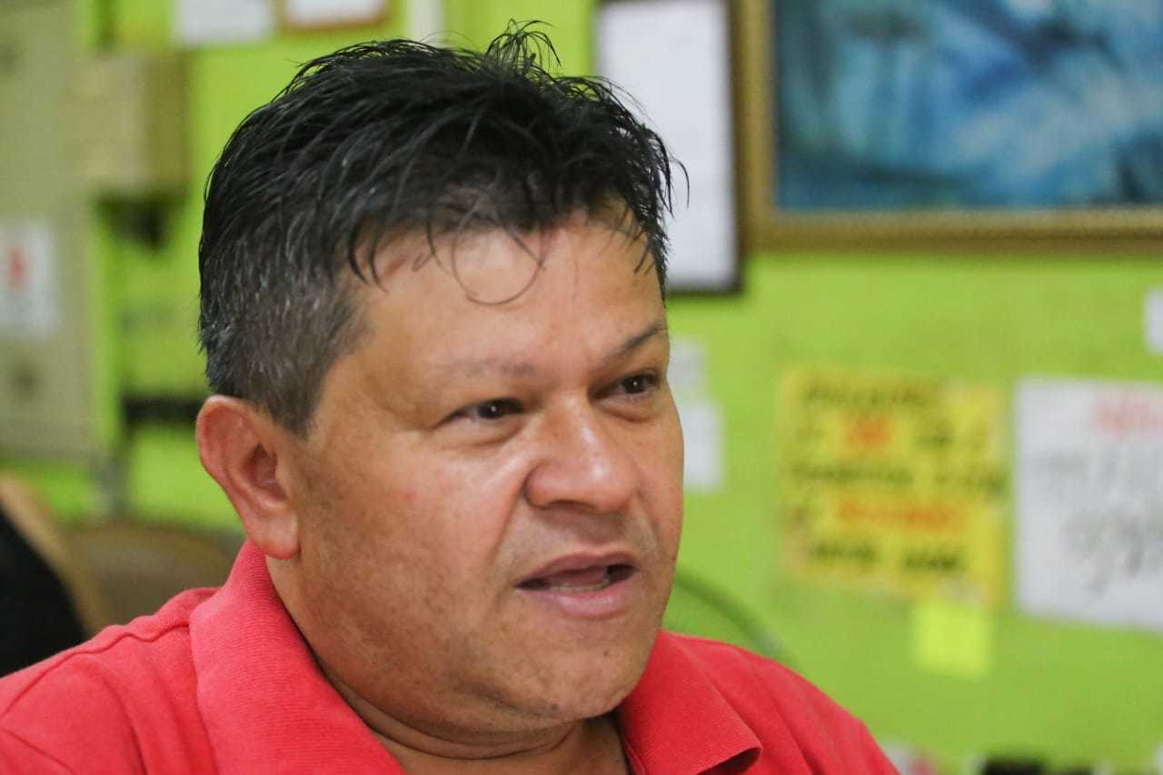 O gerente de supermercado Adailton dos Santos destaca retorno ao movimento normal de clientes. (Foto: Marcos Maluf)