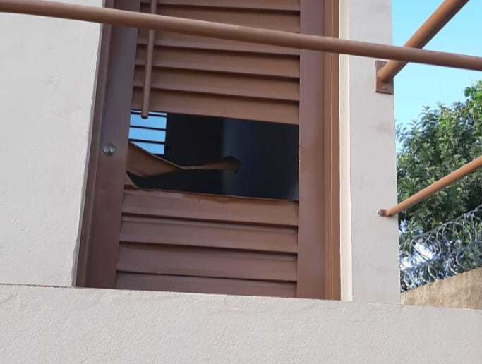 Porta onde fica a bomba de água do poço artesiano foi danificada durante furto de fio de cobres (Foto: Direto das Ruas)