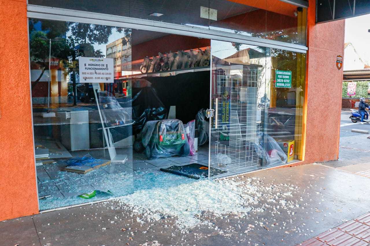 Ladrão foi preso após arrombar a porta de blindex para furtar a loja nesta madrugada (Foto: Henrique Kawaminami)
