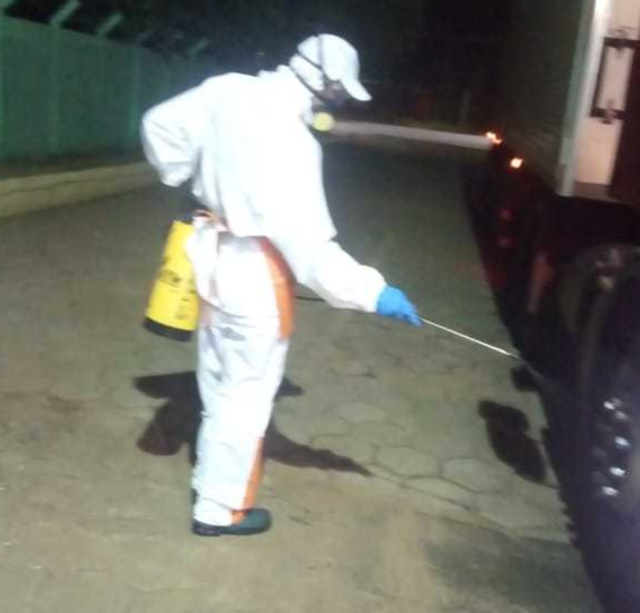 Fiscal sanitário utiliza EPI para higienizar carreta que chegou nesta madrugada ao Ceasa (Foto: Divulgação)