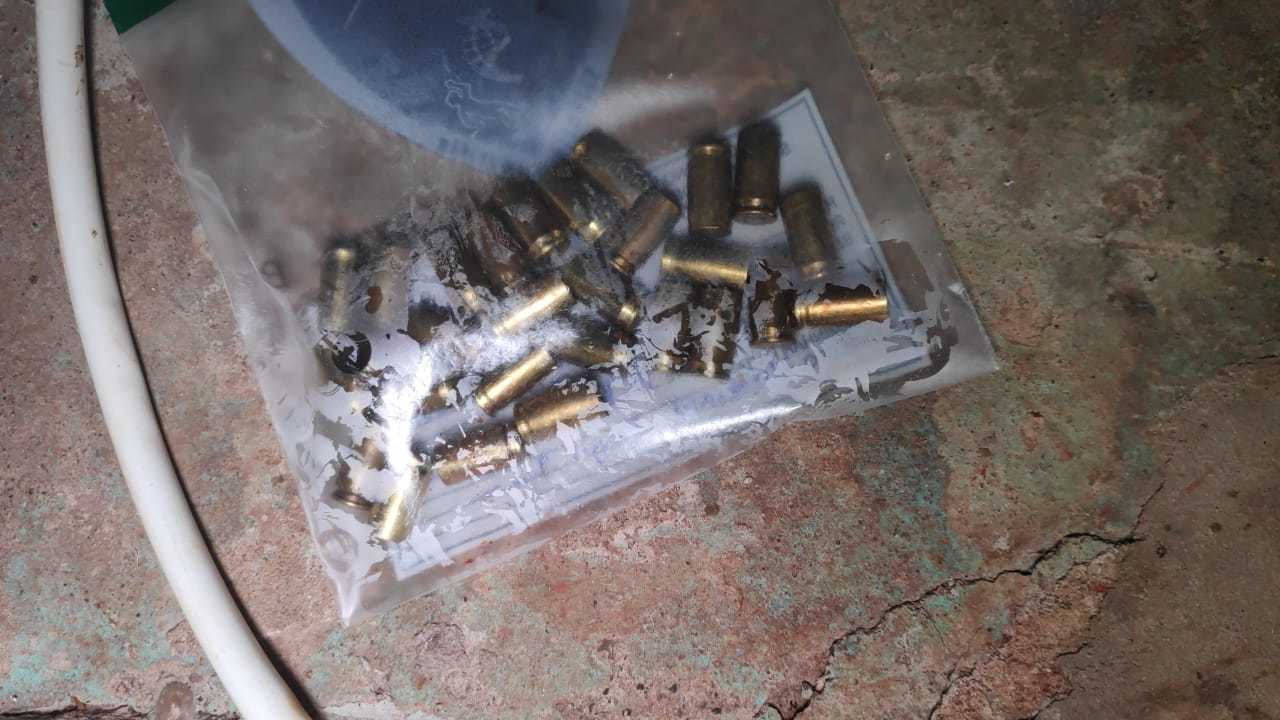 Cápsulas de pistola encontradas no local da execução. (Foto: Adilson Domingos) 