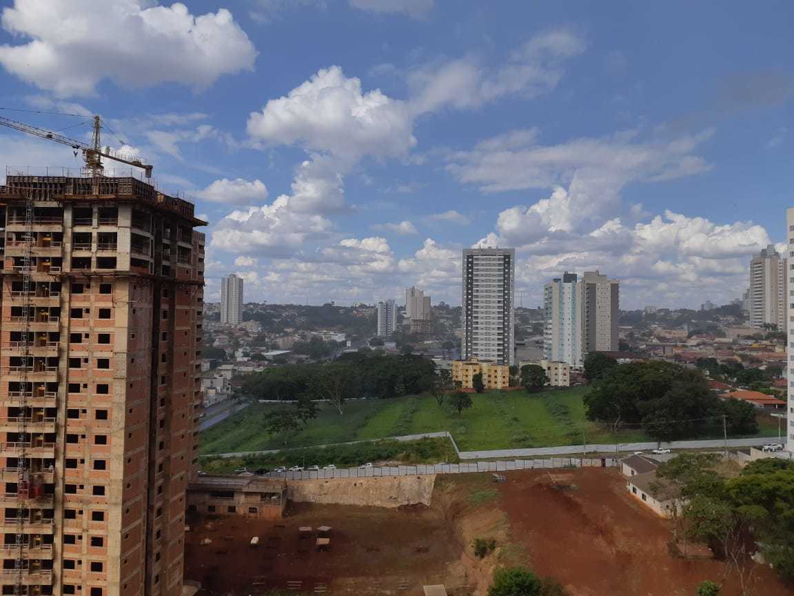 De apartamento no São Francisco é possível ver chuva chega pela Avenida Rachid Neder (atrás do prédio em construção) (Foto: Anahi Zurutuza)