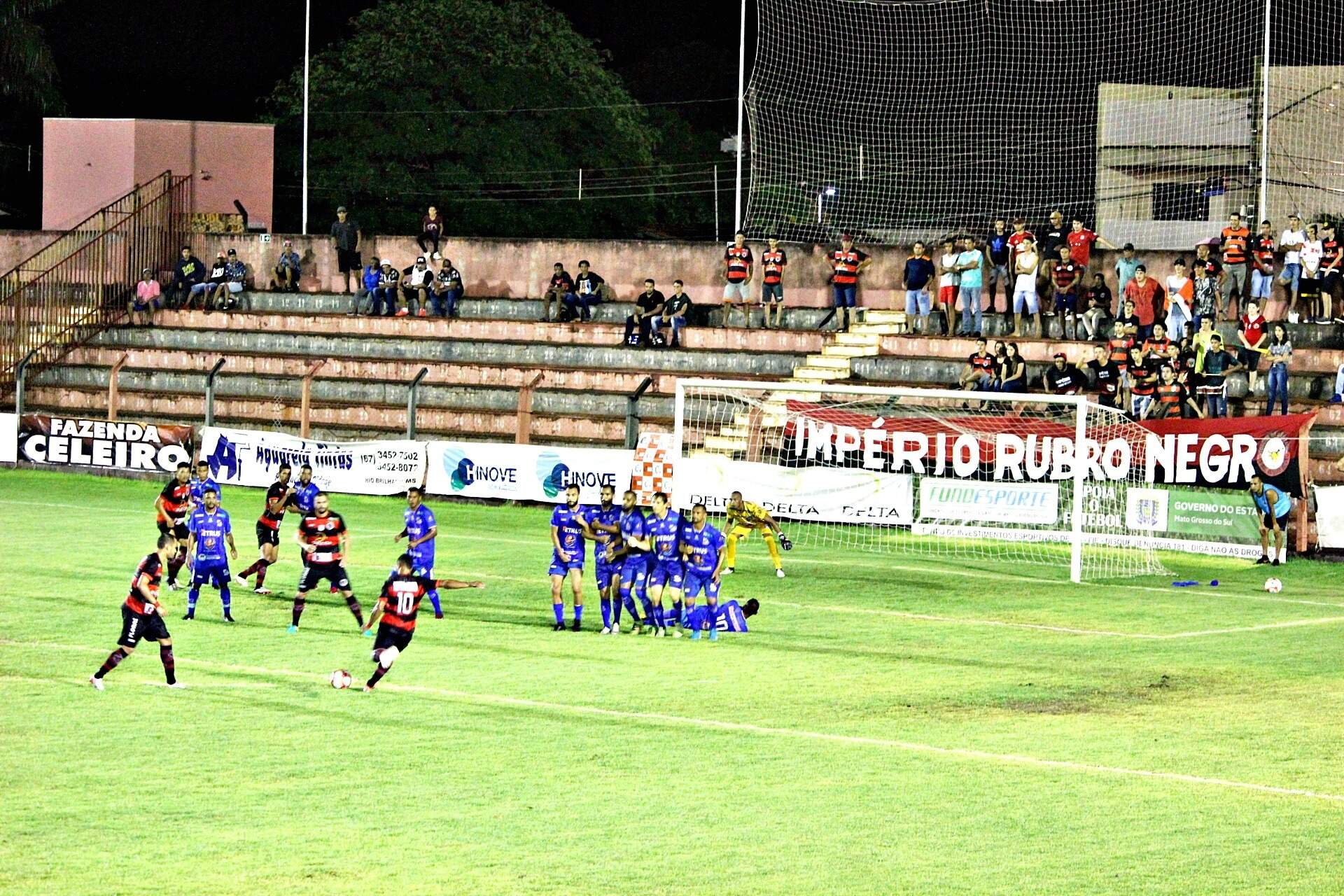 Salomão bate falta em duelo entre Águia Negra e Aquidauanense no Estadual deste ano (Foto: Agência P10)