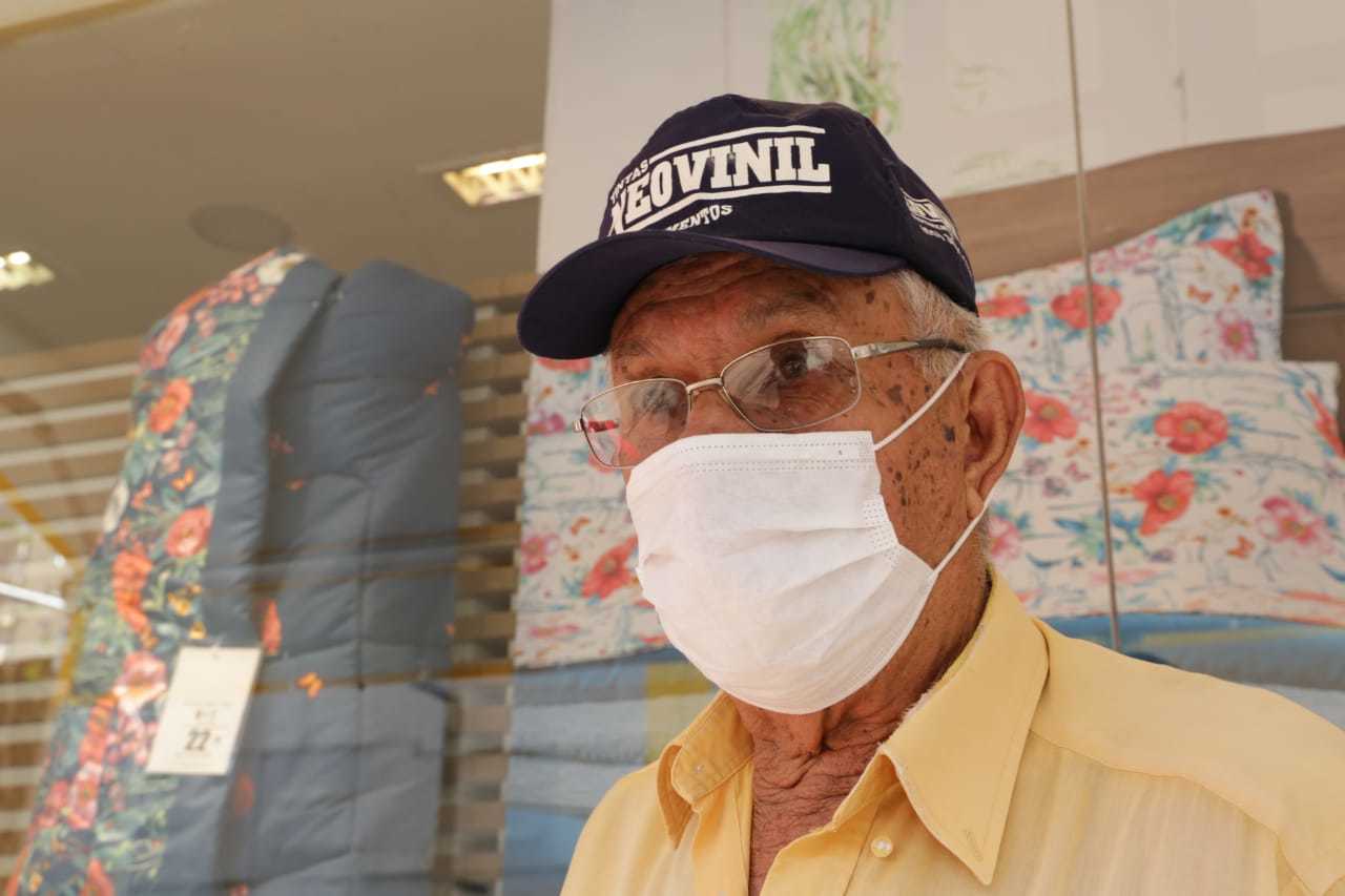 Jerônimo da Silva, 78 anos, revelou que saiu de casa porque precisava pagar cartão (Foto: Kísie Ainoã)