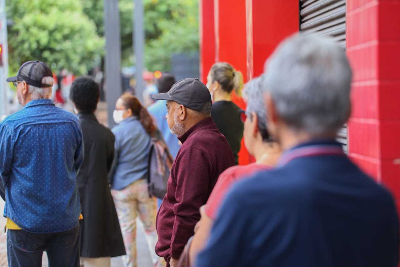 Fila pequena para vacinação da gripe na Droga 10 da Afonso Pena com a 14 de Julho (Foto: Marcos Maluf)