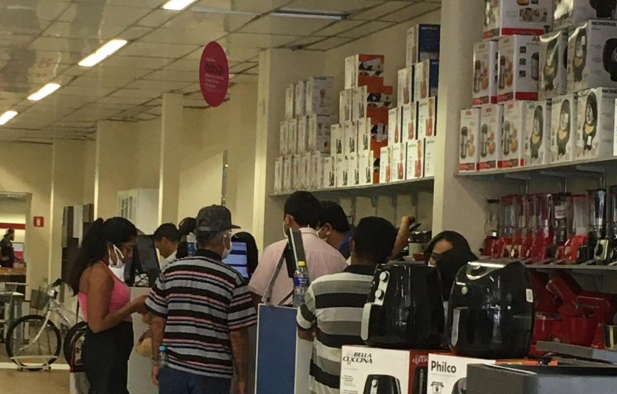 Clientes e funcionários desrespeitando o distanciamento solicitado pelas normas. (Foto: Direto das Ruas)