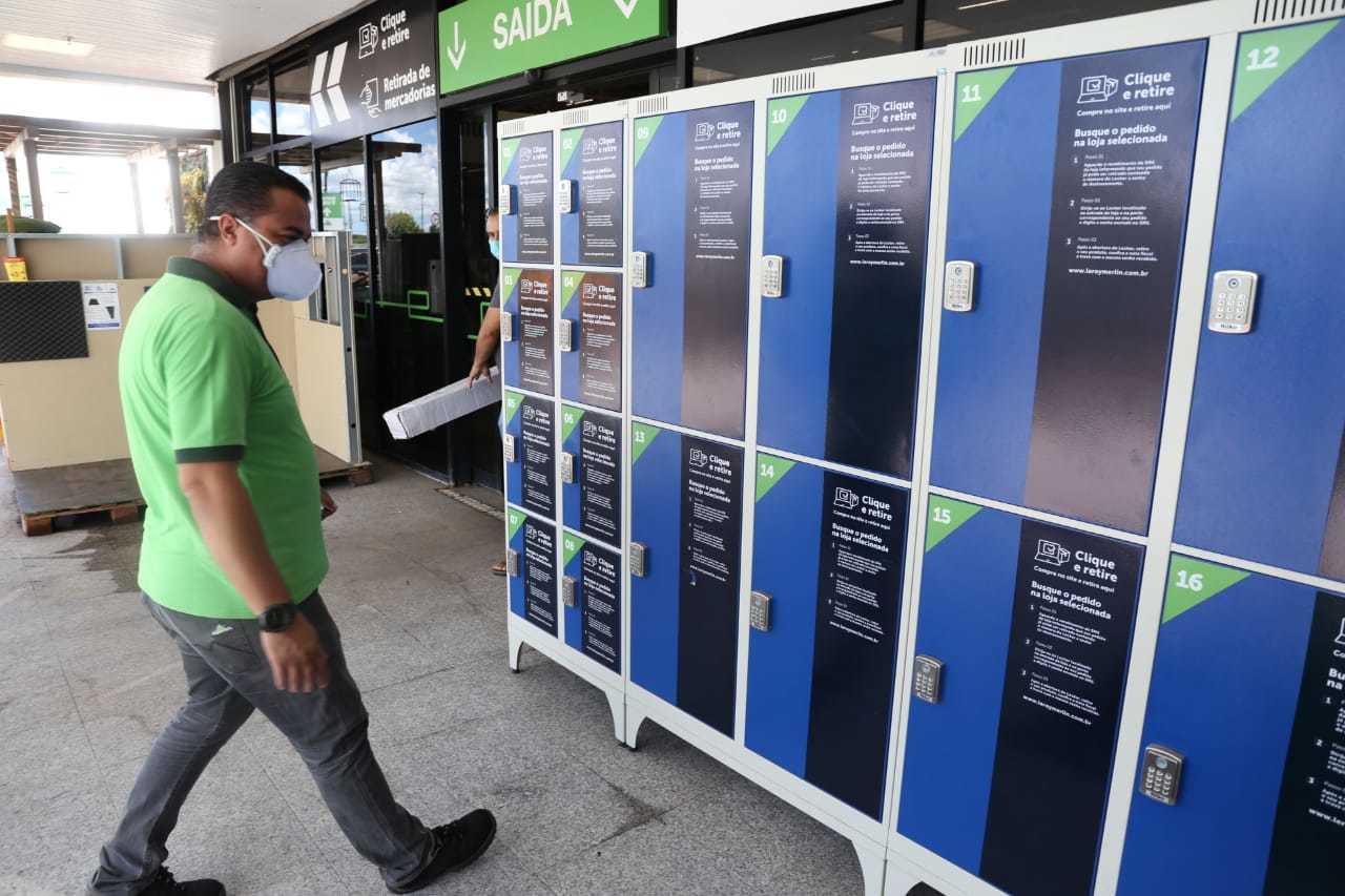 Você pode comprar em casa e retirar os itens em lockers, armários na frente da loja.