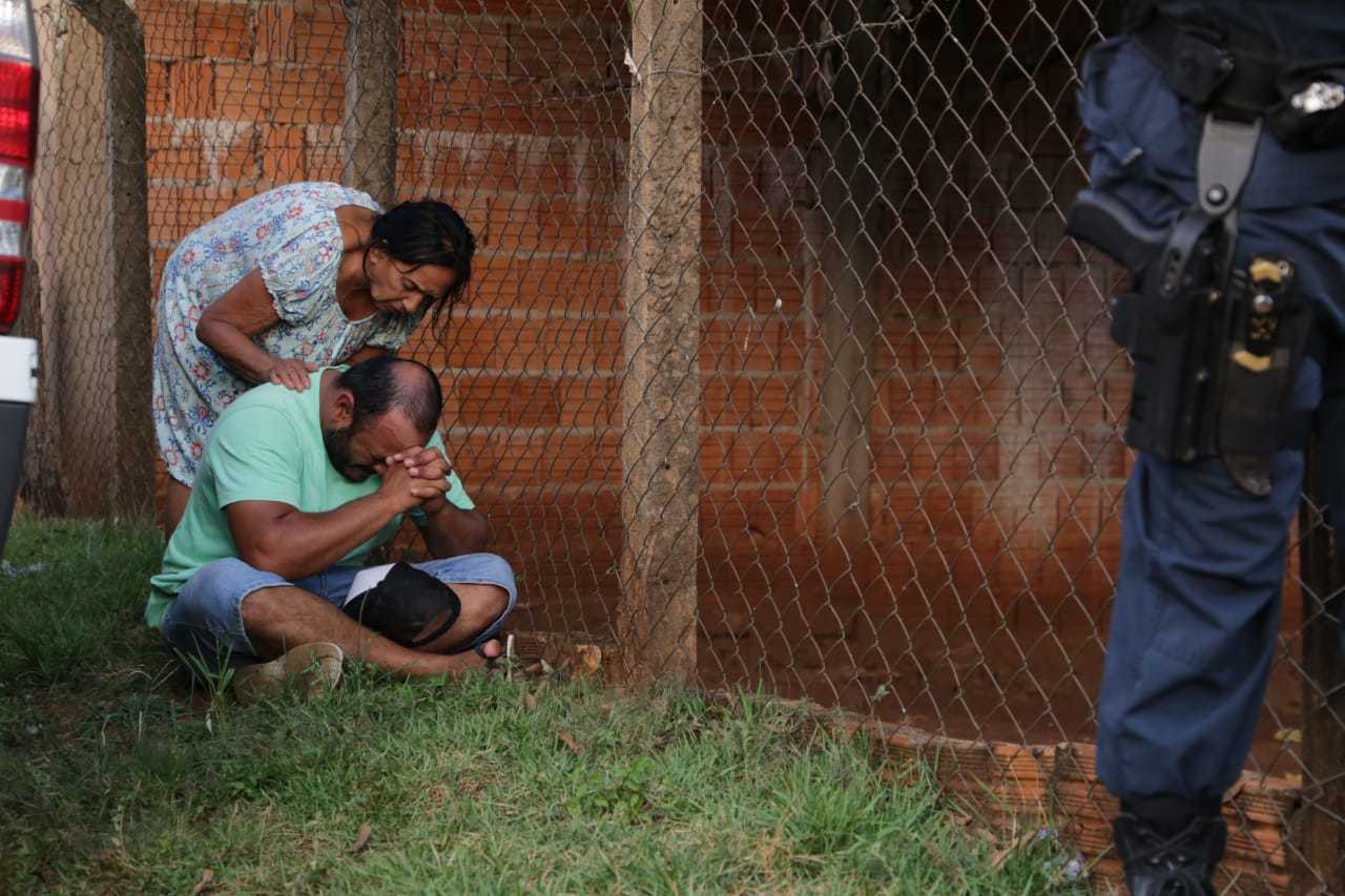 Abalados, familiares acompanham o trabalho da polícia e são consolados por vizinhos (Foto: Kisie Ainoã)