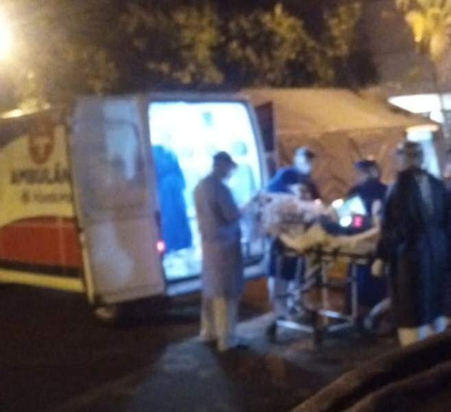 Médico foi transferido ontem à noite do hospital de Ponta Porã para Dourados (Foto: Direto das Ruas)