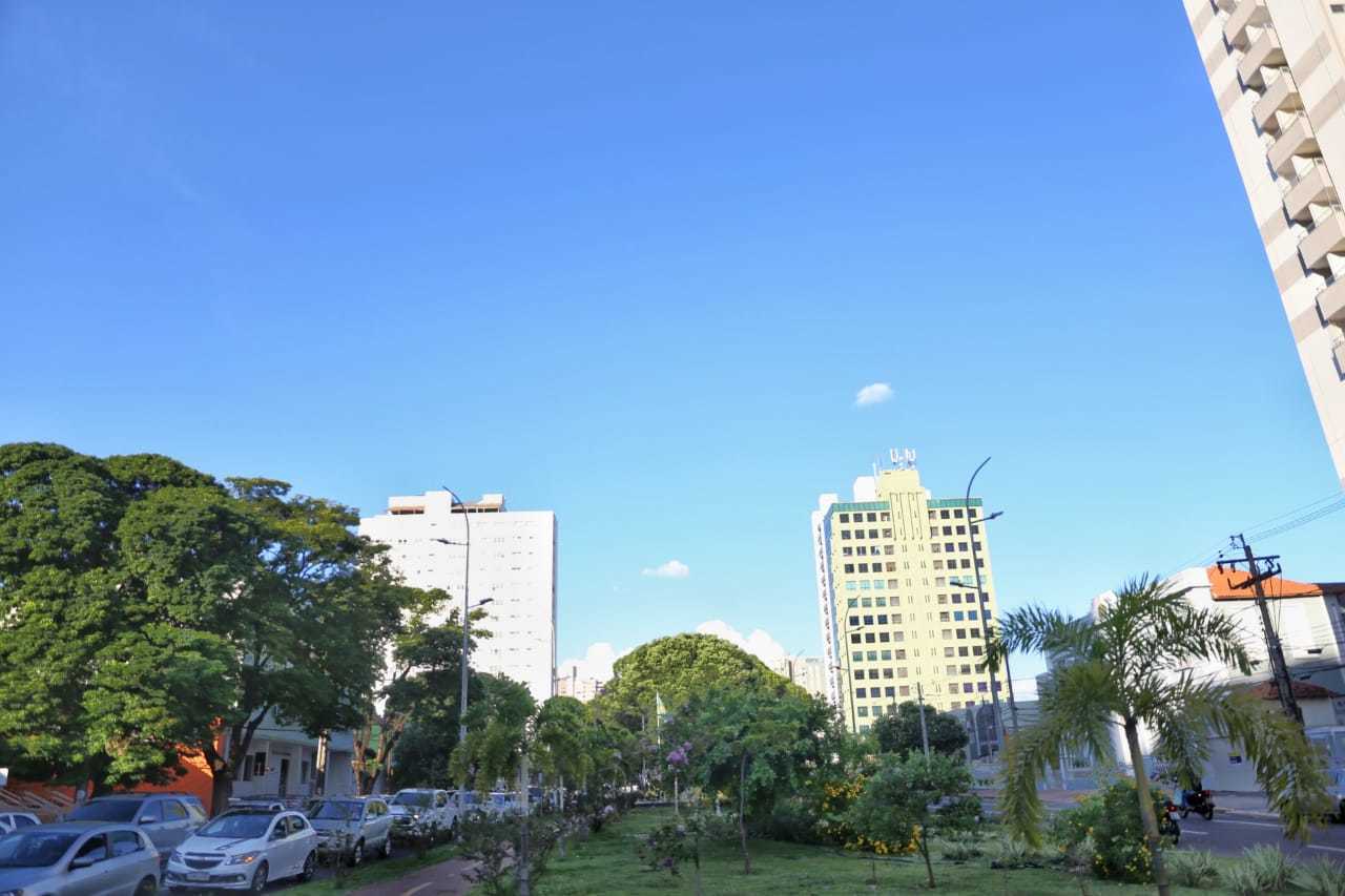 Céu aberto na tarde desta segunda-feira na Capital (Foto: Paulo Francis)