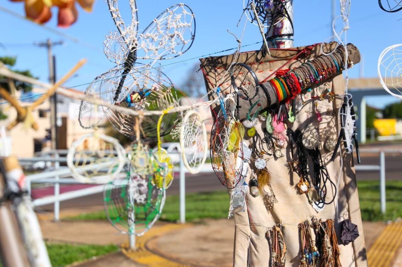 Camu não vende uma peça de artesanato desde o começo da pandemia do novo coronavírus. (Foto: Paulo Francis)