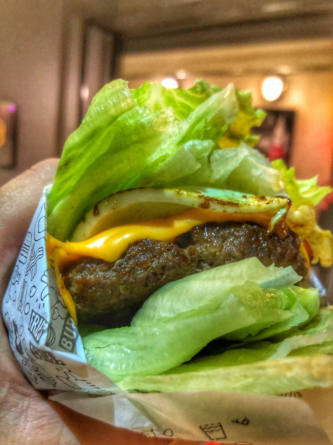 Pão de alface é feito com folhas especiais da verdura e conservada para que o lanche chegue "inteiro" pelo delivery. (Foto: Divulgação/ Sr Burger)