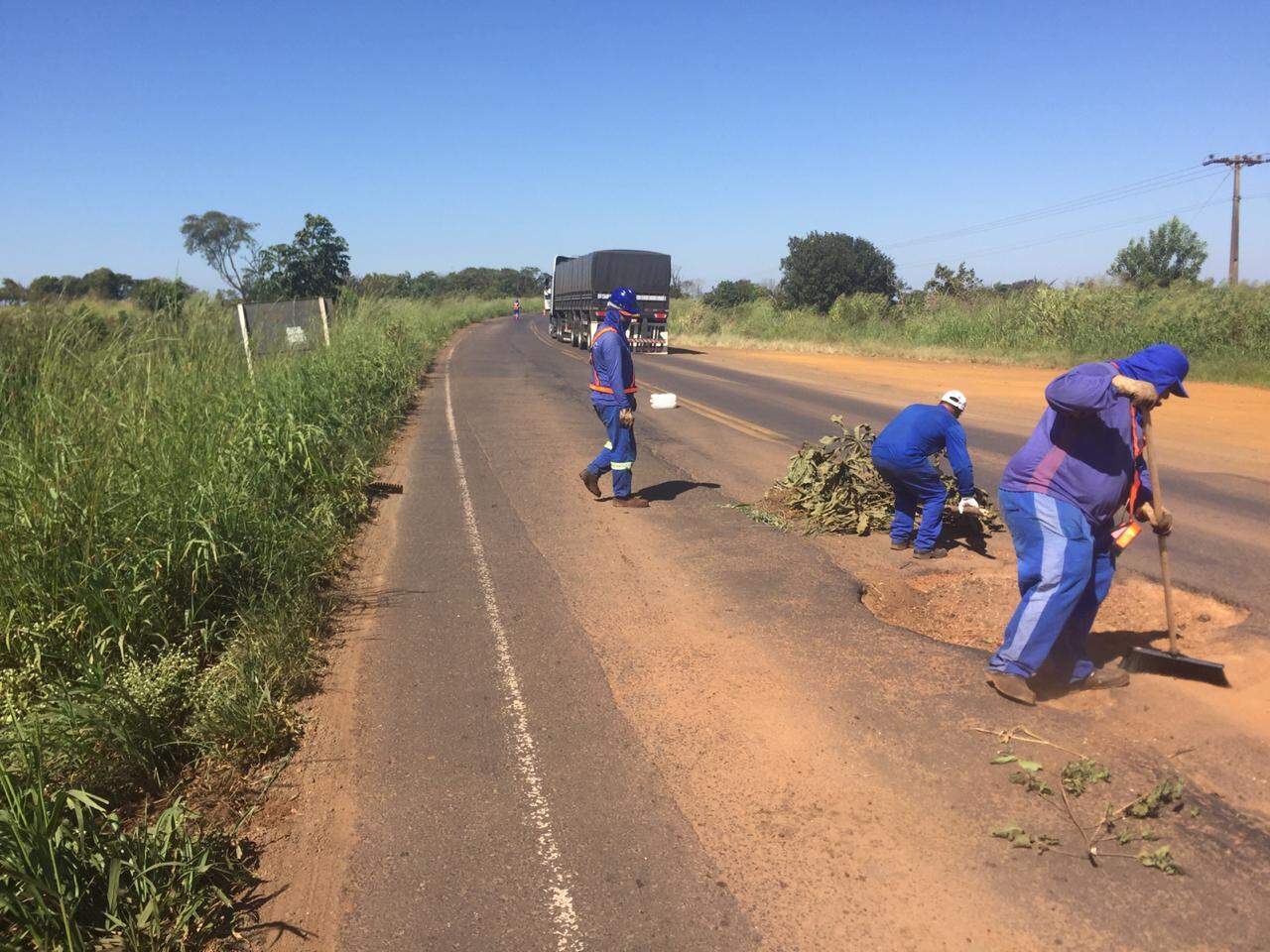 Operários em trecho da rodovia com grande quantidades de cratéras. (Foto: Divulgação Agesul)