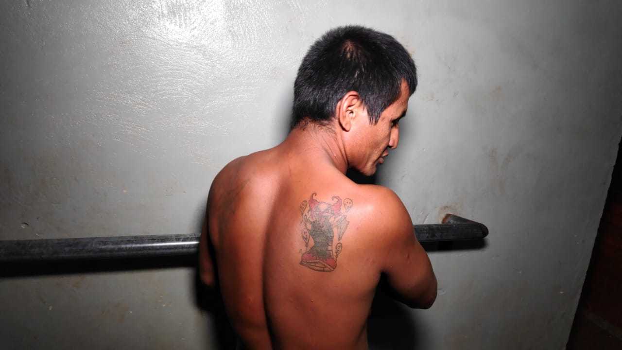 Acusado de estuprar a mãe foi levado para a Polícia Civil (Foto: Adilson Domingos)