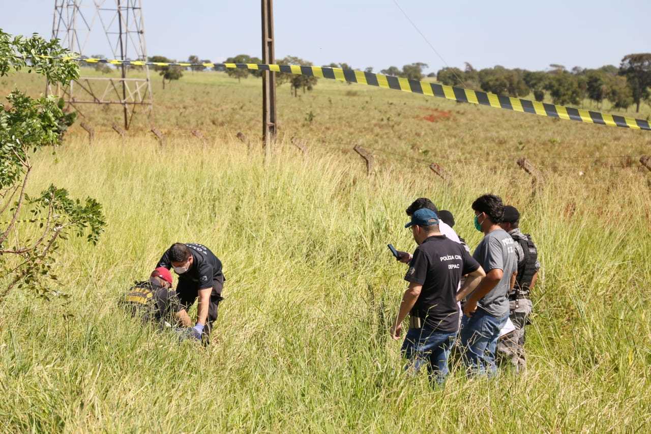 Perícia no local onde o corpo foi encontrado. (Foto: Paulo Francis)