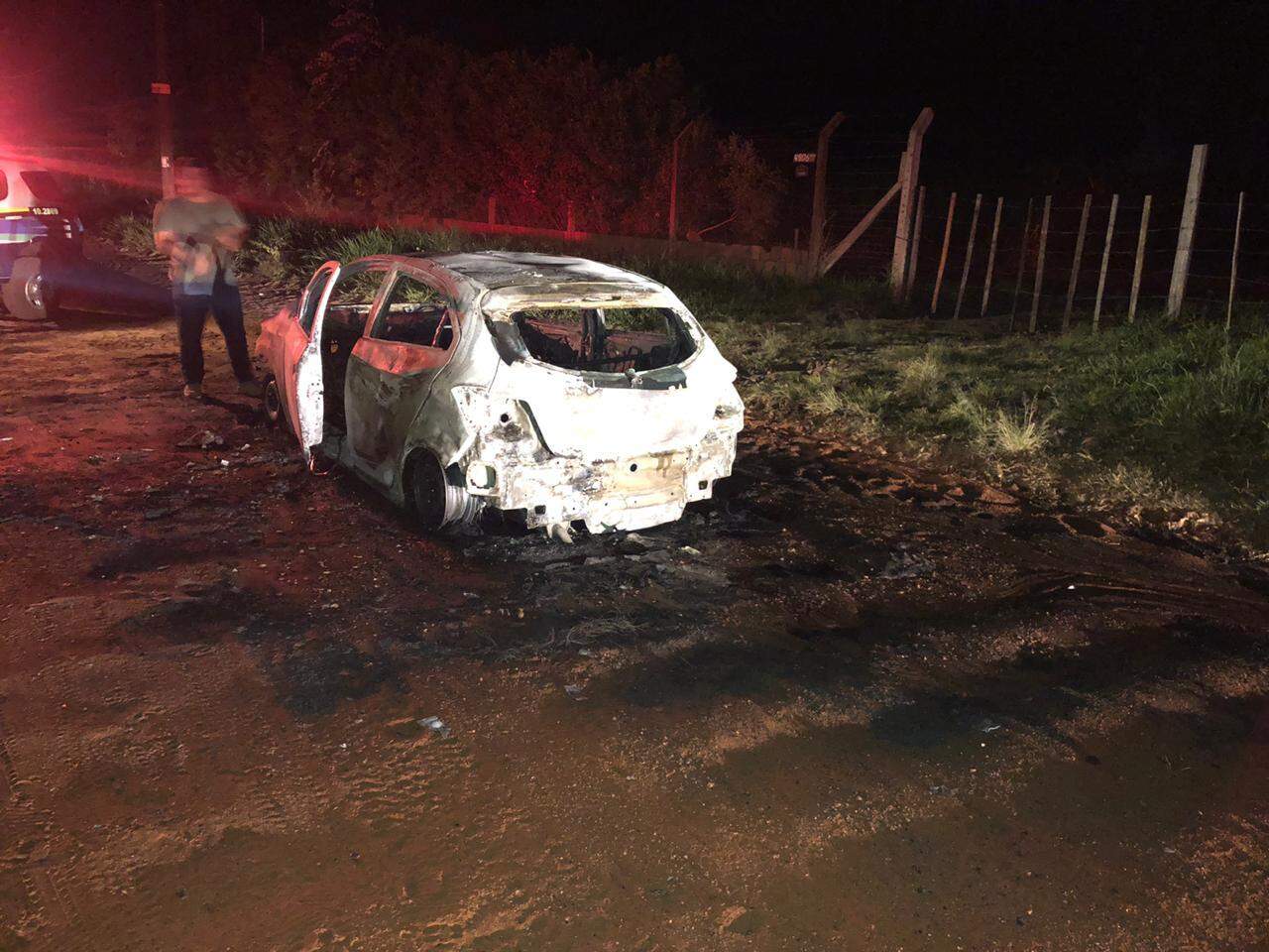 Carro foi localizado incendiado com um corpo dentro (Foto: Direto das Ruas)