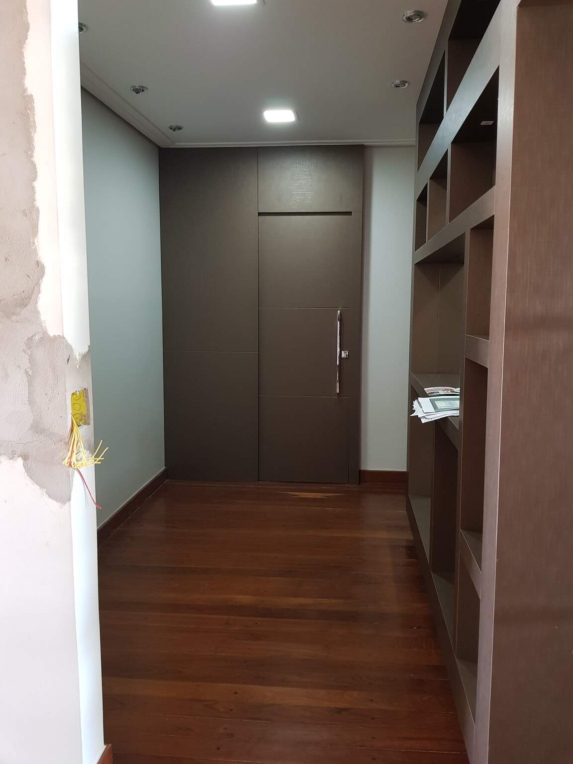 Imagem do "antes", corredor de pouco mais de 5m² levava visitas até o lavabo. (Foto: Arquivo Pessoal)